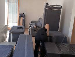 Déménagement avec un déménageur professionnel qui effectue une protection optimale du mobilier à Oyonnax 01100